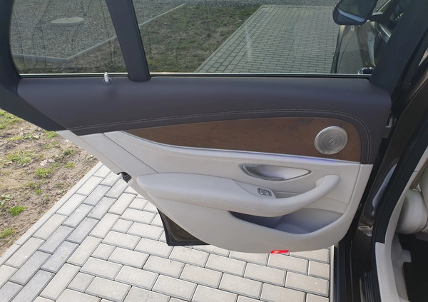 Mercedes-Benz Klasa E cena 139999 przebieg: 248000, rok produkcji 2017 z Biała małe 667